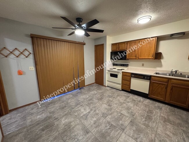 Foto del edificio - Spacious 1-Bedroom in Cotter Near Valley Airport – Unique Garage