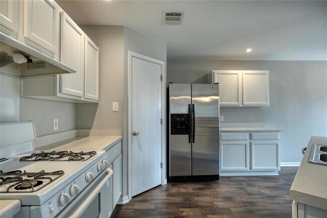 Building Photo - 640 Goldenrod St