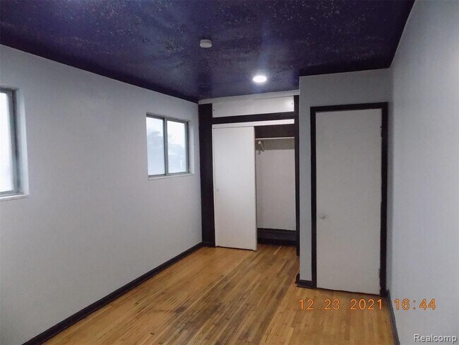 Building Photo - 3235 E 12 Mile Rd