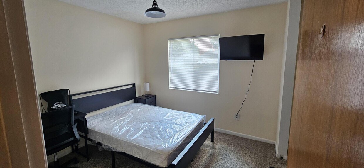 Foto principal - 8455 Frost St N