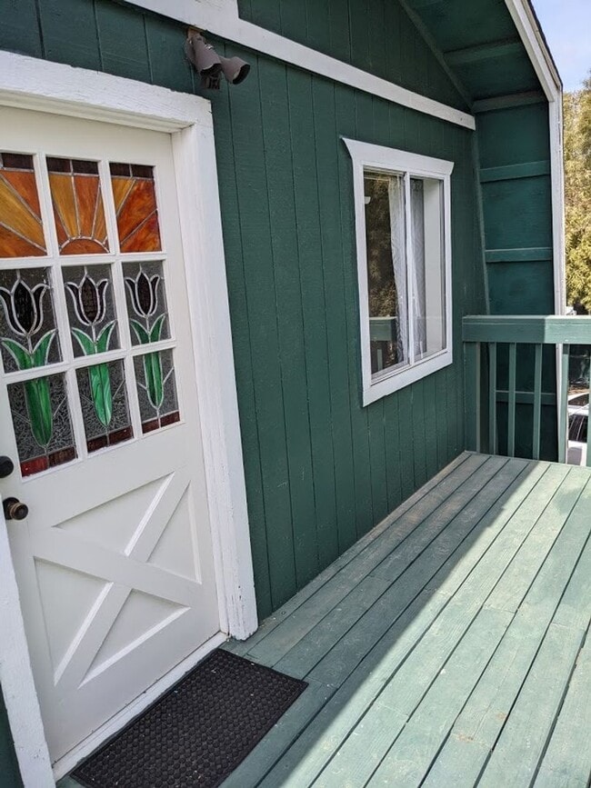Building Photo - Beautiful Upper Level 1 Bed/1 Bath in Teme...