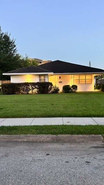 Foto del edificio - 6027 Woodbrook Ln