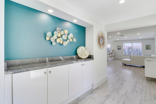 Building Photo - 6691 Westview Dr