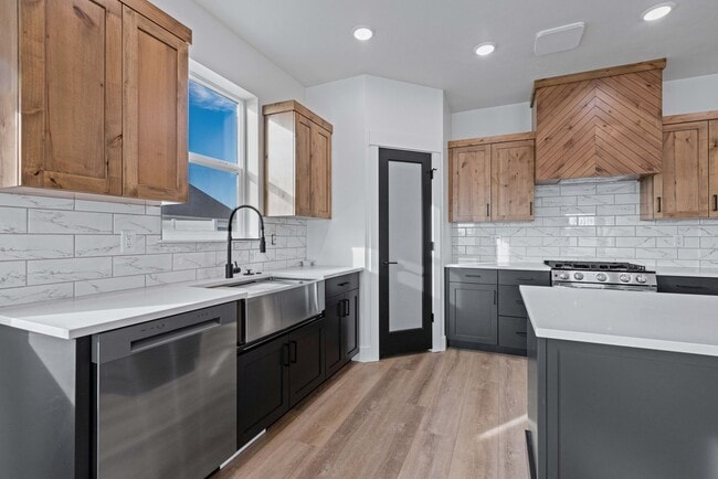 Foto del edificio - NEW BUILD 3-BED, 2-BATH UPSTAIRS DUPLEX UN...