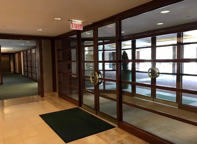 Foto del edificio - 75-83-83 Cambridge Pkwy