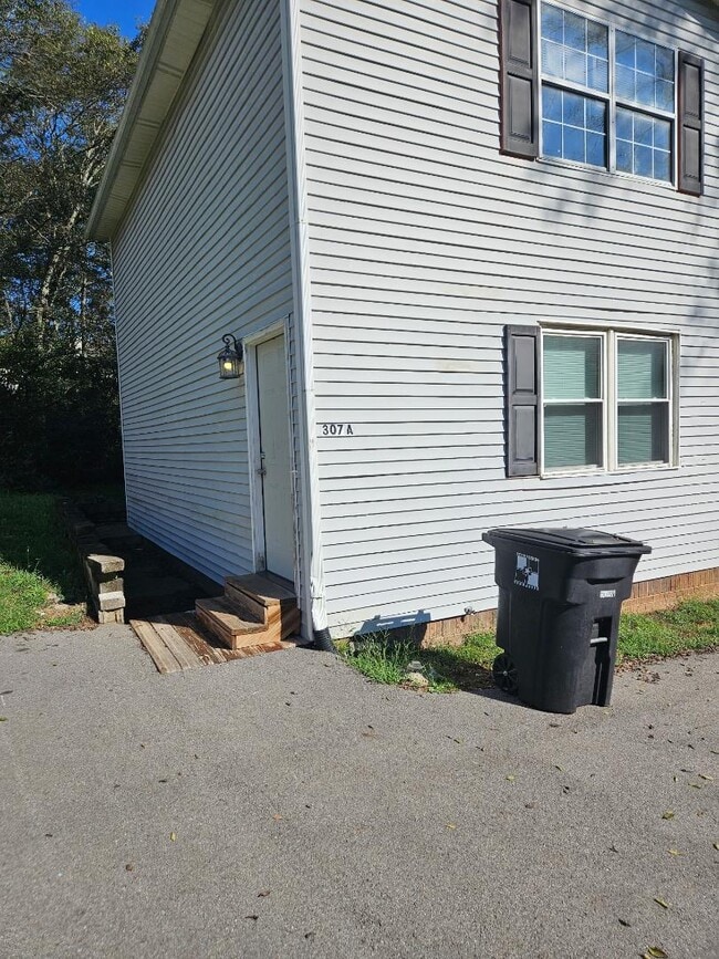 Building Photo - 313 Lee Dr