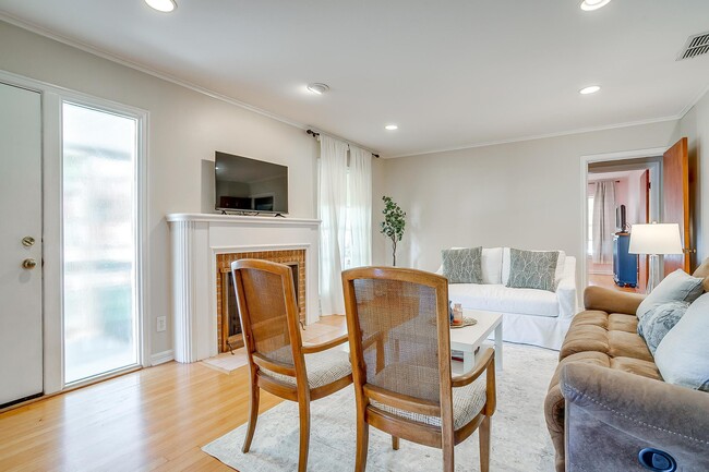 Building Photo - 3521 Rogers Ave