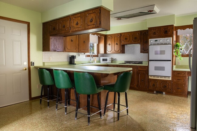 Kitchen - 3022 Playbird Rd