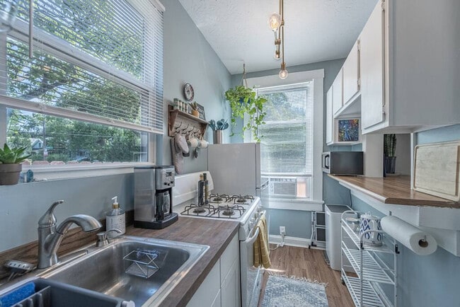 Foto del edificio - 5651 Ridge Ave