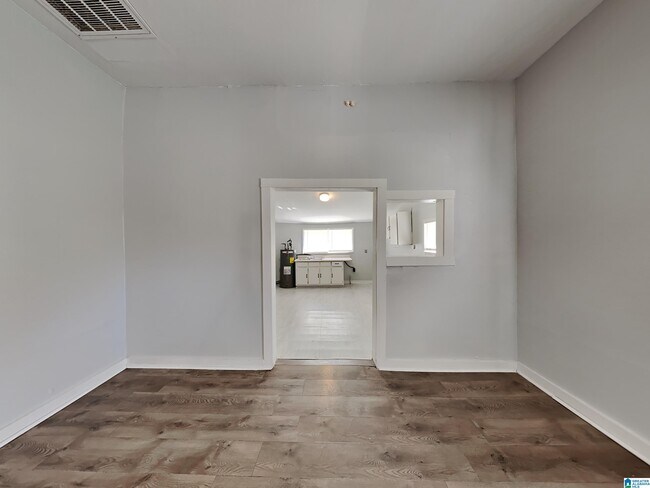 Building Photo - 819 8th St