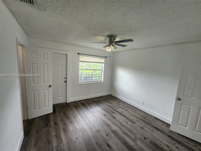 Foto del edificio - 4117 Woodside Dr