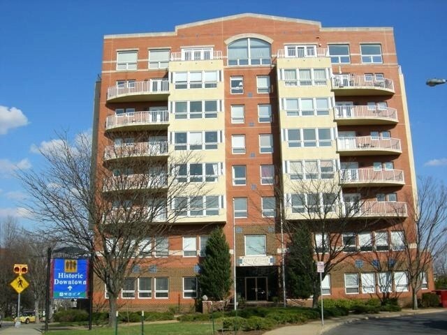 Foto del edificio - 250 W Main St