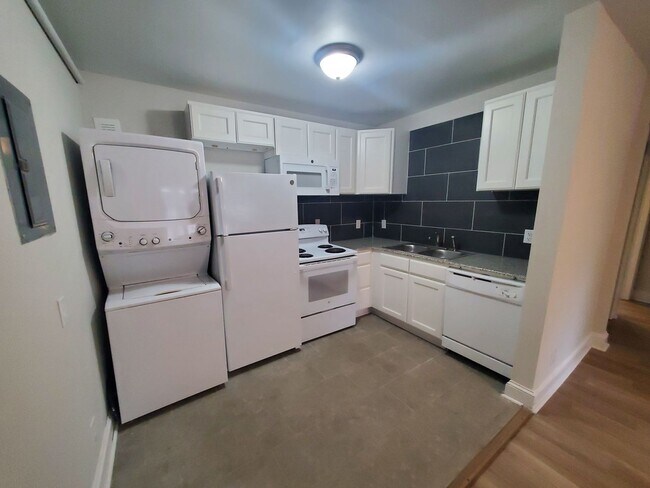 Foto del edificio - 2 WEEKS FREE OFF FIRST FULL MONTHS RENT