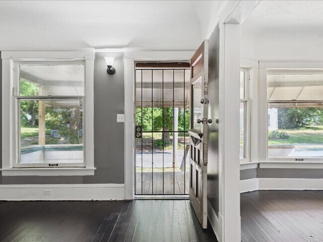 Foto del edificio - 10622 Hathaway Ave