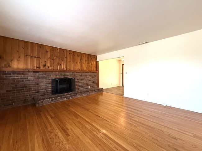 Building Photo - 9109 Midway