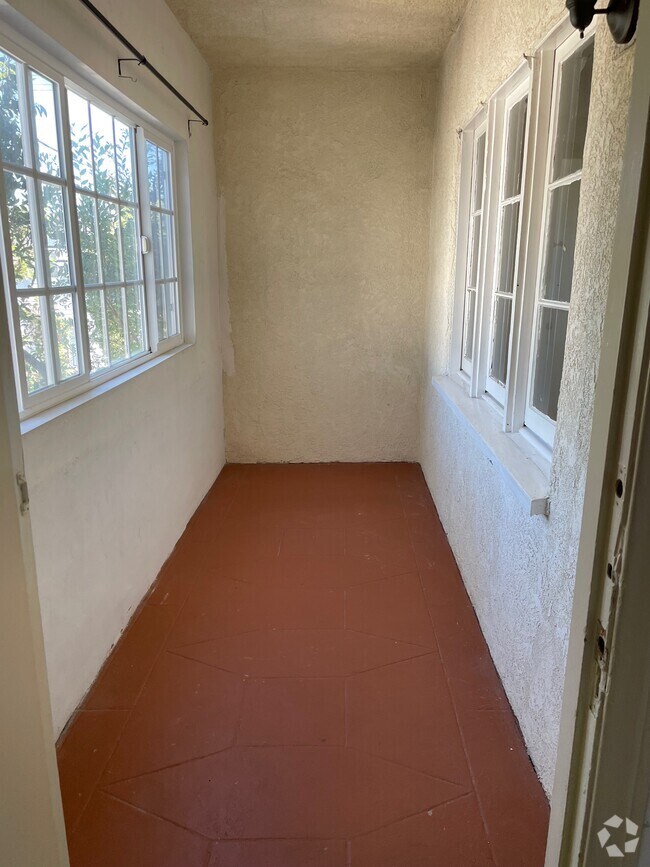 Wilshire Highlands Apartments for Rent with a Living Room Los Angeles