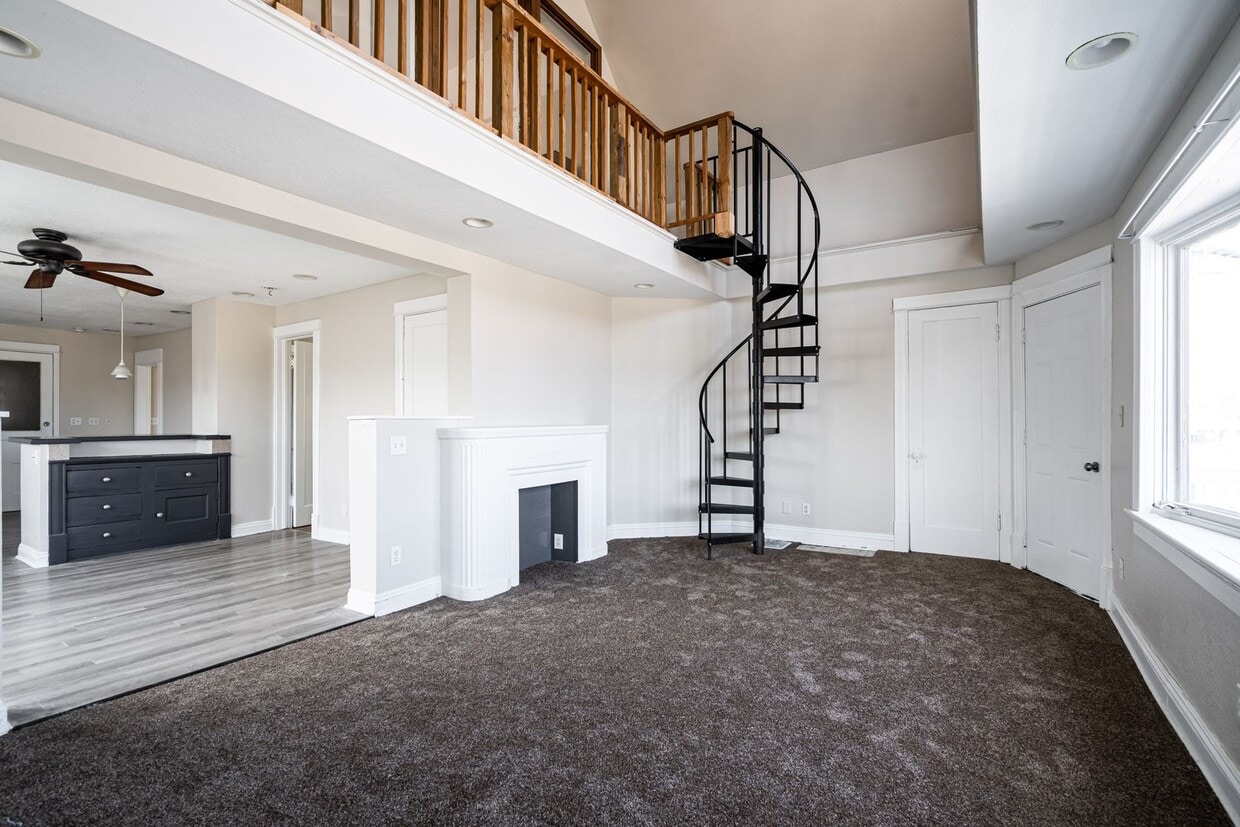 Primary Photo - Beautiful 3 Bedroom + Den 2 Full Bath Uppe...
