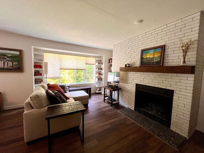 Foto del edificio - Quiet Downtown Kirkland Condo Available 8/6/26