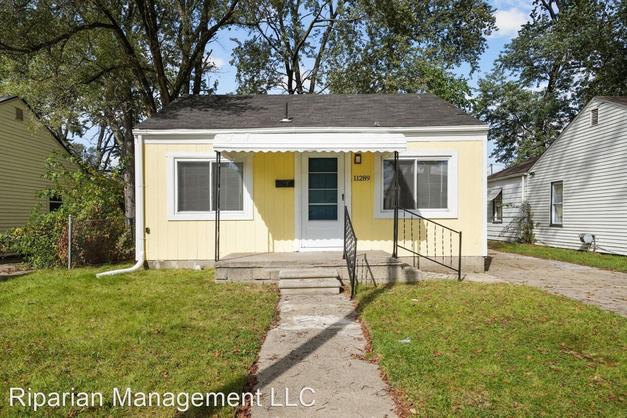 2 br, 1 bath House 11289 Chalmers Ave House Rental in Warren, MI