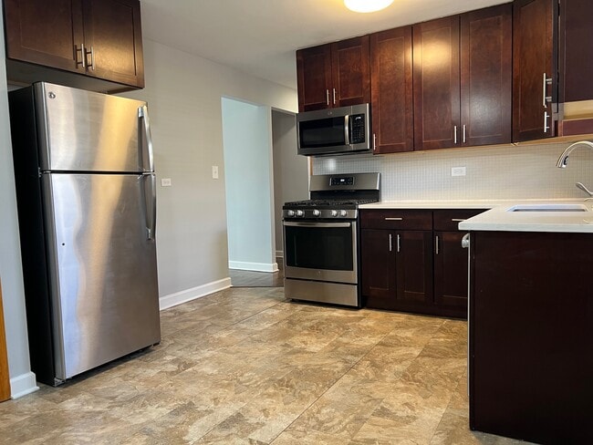 Building Photo - 8614 W Berwyn Ave