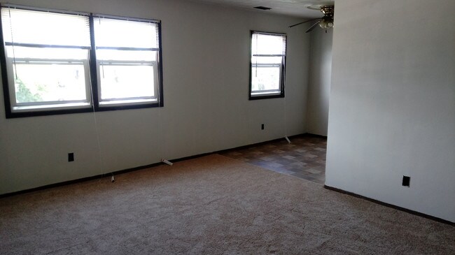Living Area. - Creekside Apartments
