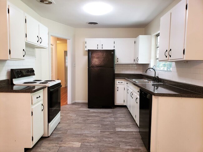 Foto del edificio - Charming 4 bedroom home for rent close to hospitals with wood floors. Available early August 2026...