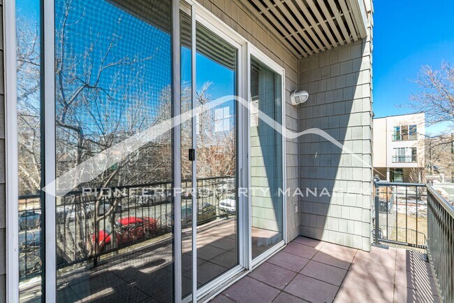 Foto del edificio - Lovely 3 Story Townhome with Fireplace and...