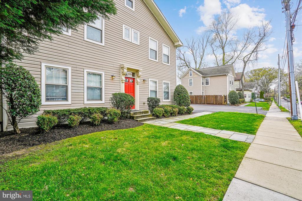 Foto principal - 409 E Raymond Ave