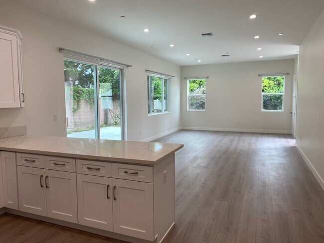 Vista desde la cocina abierta al salón/comedor. - 6926 Encino Ave