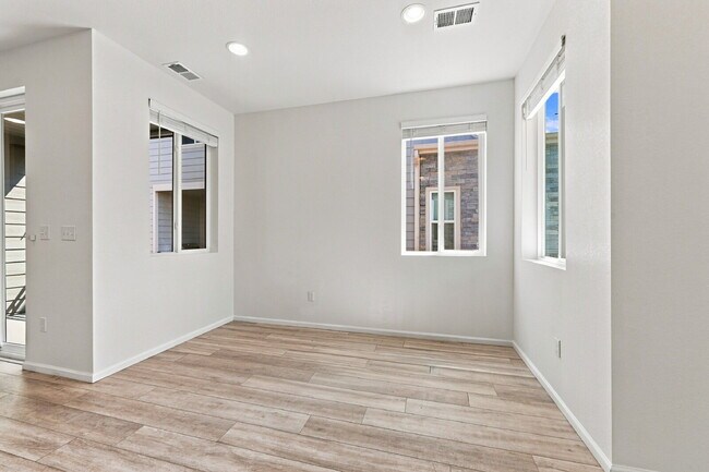 Building Photo - $2,495.95 - 3 Bed, 2.5 Bath Townhome in Aurora with Central AC and In Unit Laundry!