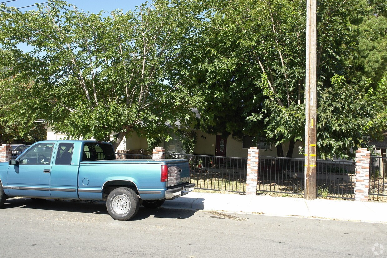 Foto del edificio - 673-681 Overhill Dr