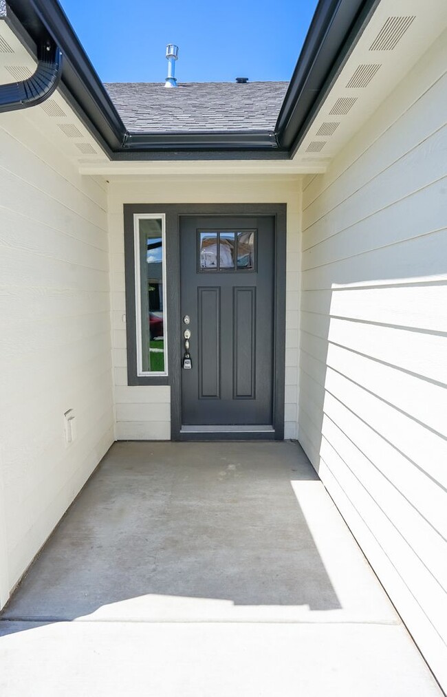 Building Photo - 3 Bedroom, 2 Bath Home  Built in 2022 - Po...