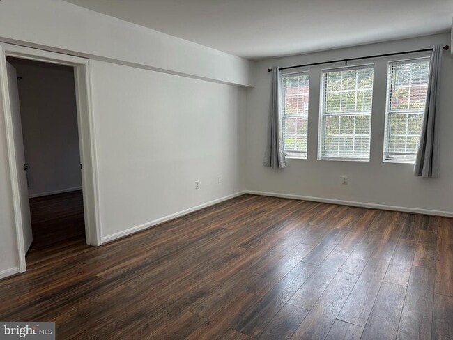 Building Photo - 1816 Queens Ln