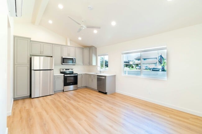 Foto del edificio - 8326 Beckford Ave