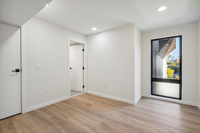 Building Photo - 3804 Lancaster Ave
