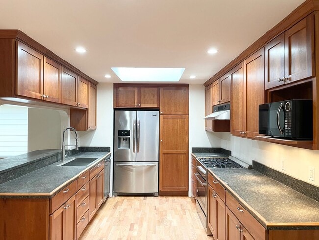 Building Photo - Remodeled 3+1 Bed 2 Bath Rambler in Juanita