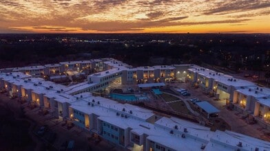 Building Photo - 604 N Bluff Dr
