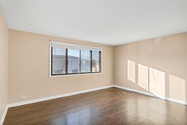 Building Photo - 107 Tonset Ct