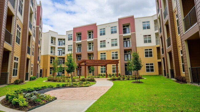 Building Photo - 8900 Lakes at 610 Dr