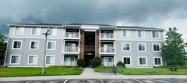Building Photo - 4 Bedroom 2 Bath Condo
