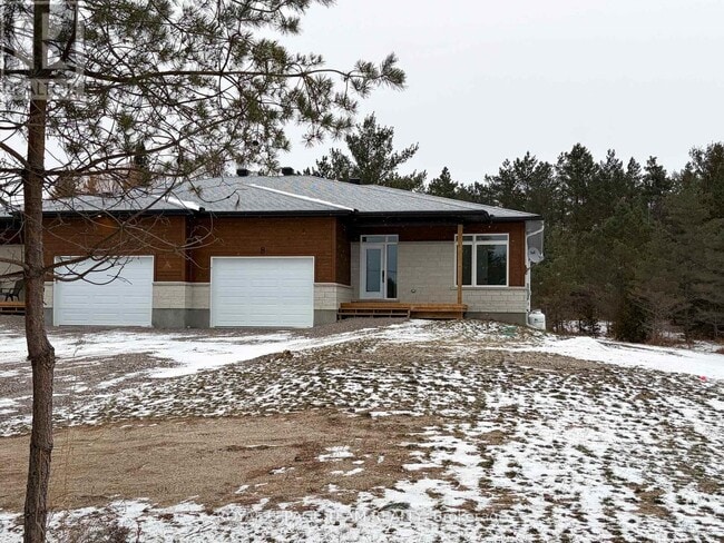 Photo du bâtiment - 1970 Burnstown Rd