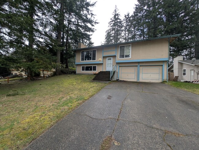 Building Photo - Spacious Port Orchard Split! Available Now!