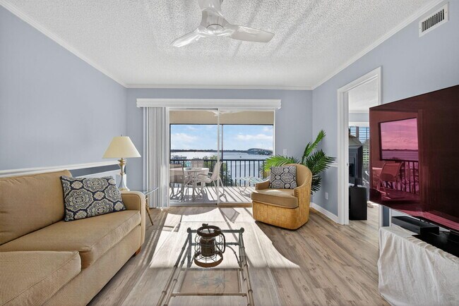 Building Photo - 390 NE Edgewater Dr