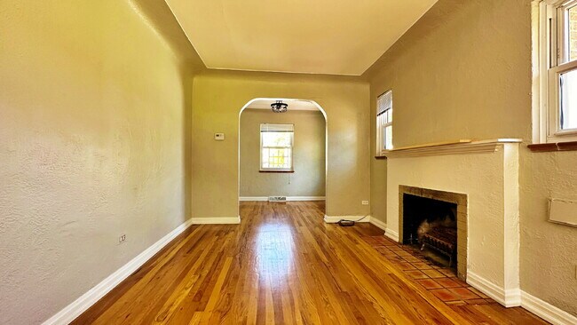 Building Photo - Lovely Mid Century 2 Bed 1 Bath Courtyard Row Home in the Heart of Denver!