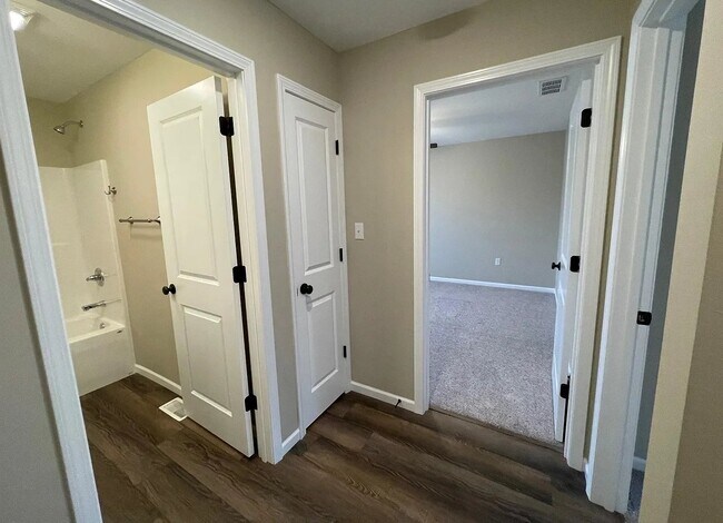 Foto del edificio - 225-235 Bradford Ln