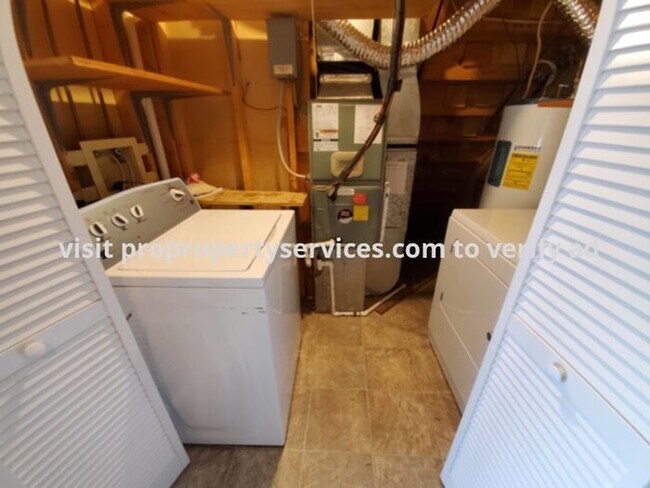 Building Photo - Near Commuter Routes, Shopping & Schools!