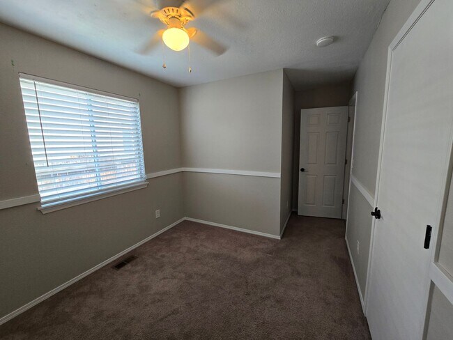 Building Photo - AVAILABLE NOW! Sweet Little House In Westlake