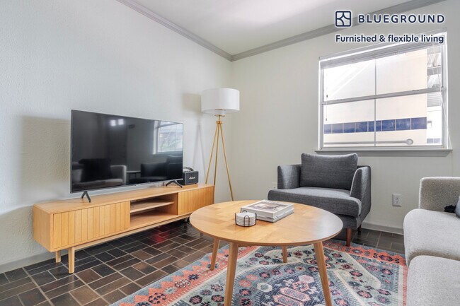 Foto del edificio - 301 E 4th St