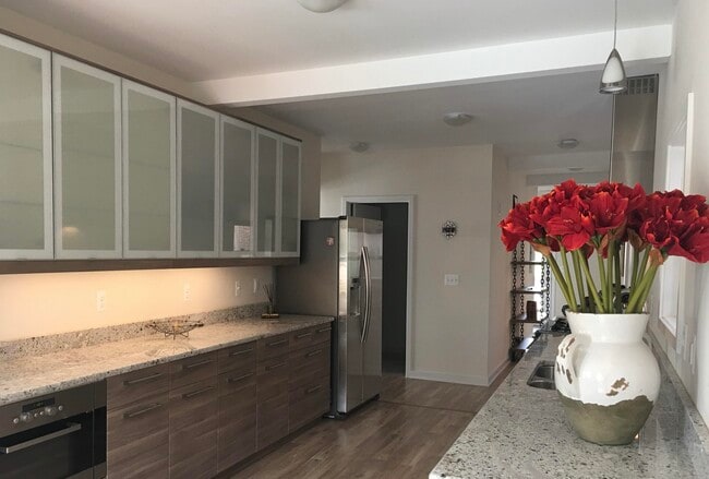 Building Photo - 330 S Main St