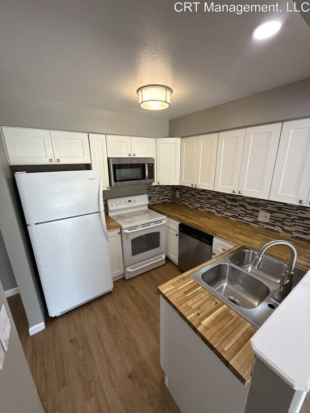Foto principal - Updated 1 bedroom 1 bathroom first floor c...